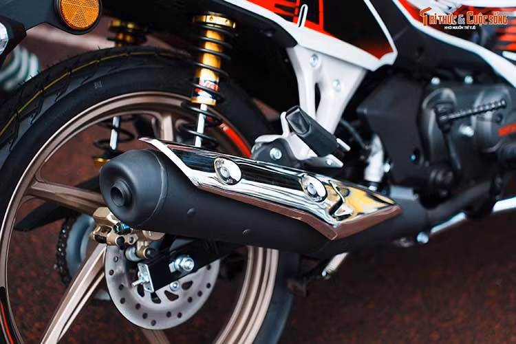 Đặc biệt, ngoài phiên bản tiêu chuẩn, Honda Dash 125 2026 về Việt Nam còn được nhà phân phối ca nhân hóa theo phong cách đường đua. Phiên bản này có tên gọi Honda Dash 125 Racing 2026 được trang bị bộ tem mới theo phong cách xe đua, bên cạnh đó còn được lắp ống xả thể thao cho âm thanh phấn khích hơn khi vận hành kèm bộ phuộc sau của thương hiệu YSS xuất xứ Thái Lan.