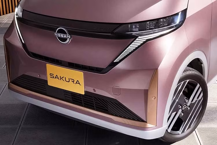 Hãng Nissan đã lựa chọn cách tiếp cận thận trọng với những thay đổi nhỏ, nhiều khả năng do hạn chế về mặt ngân sách. Thay đổi dễ nhận thấy nhất nằm ở phần đầu xe, nơi mặt ca lăng phía trước được thiết kế mới với lưới tản nhiệt đóng kín, sơn cùng màu thân xe, mô phỏng phong cách của Nissan Leaf. Đi kèm với đó là cản trước được thiết kế lại với các đường nét sắc sảo hơn và những chi tiết dọc nổi bật ở hai bên.