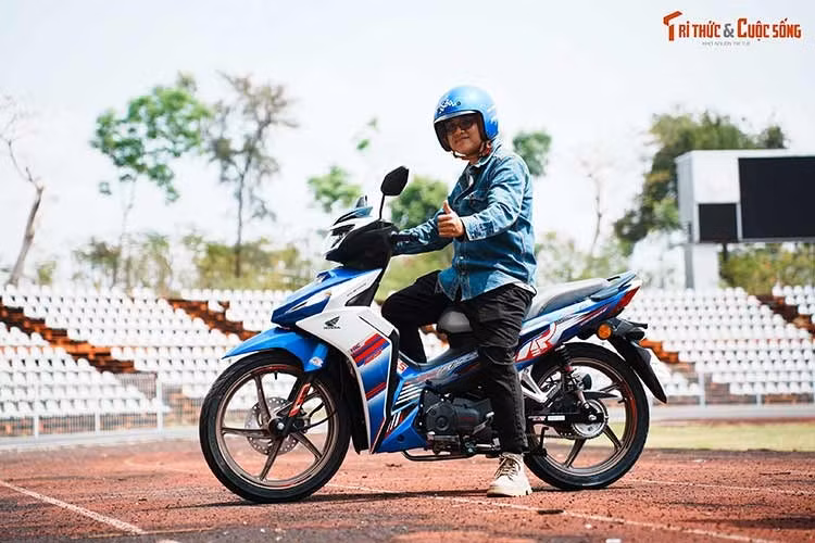 Honda Dash 125 2026 được một cửa hàng không chính hãng chuyên kinh doanh môtô xe máy tại TP.HCM nhập khẩu, phân phối. Đơn vị này vừa trình làng và tổ chức chương trình lái thử tại Sân vận động Cần Thơ ngày 10/4 để khách hàng có dịp khám phá và trực tiếp trải nghiệm mẫu xe này.