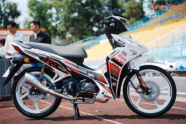 Xe sở hữu các số đo dài, rộng, cao tương ứng 1.894 x 707 x 1.108 (mm), chiều dài cơ sở 1.237 mm, chiều cao yên 767 mm và khoảng sáng gầm 142 mm. Kích thước này nhỏ hơn Honda Wave 125i (1.933 x 712 x 1.093 mm) nhưng chiều cao yên và khoảng sáng gầm cao hơn.