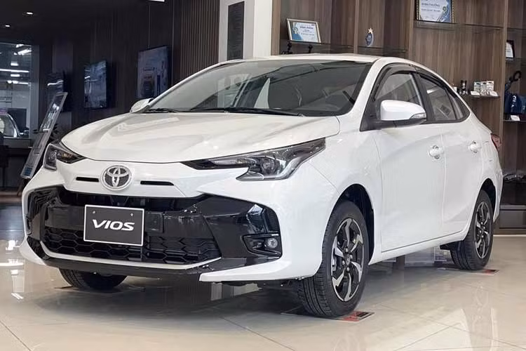 Toyota Vios: 2.737 xe ﻿Với doanh số đạt 2.737 xe, Toyota Vios vẫn duy trì sự hiện diện trong nhóm 10 mẫu xe bán chạy nhất thị trường trong quý I, bất chấp việc phân khúc sedan đang dần thu hẹp. Mức giá từ 458 đến 545 triệu đồng tiếp tục giúp mẫu xe này giữ vai trò là lựa chọn quen thuộc của nhóm khách hàng mua xe lần đầu, cũng như phục vụ nhu cầu kinh doanh dịch vụ.