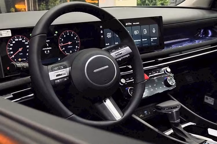 Về thiết kế, Tucson Hybrid không có nhiều khác biệt so với các phiên bản sử dụng động cơ đốt trong truyền thống đang bán tại Việt Nam. Mẫu SUV cỡ C này vẫn giữ ngôn ngữ thiết kế góc cạnh, lưới tản nhiệt tích hợp dải đèn LED ban ngày ẩn và cụm đèn hậu kéo dài.