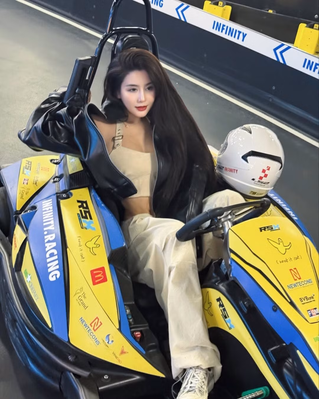 Địa điểm sân đua go-kart với không gian mở, đầy tính thử thách đã trở thành bối cảnh hoàn hảo để Võ Ngọc Trân phô diễn vẻ đẹp khỏe khoắn, tràn đầy năng lượng.