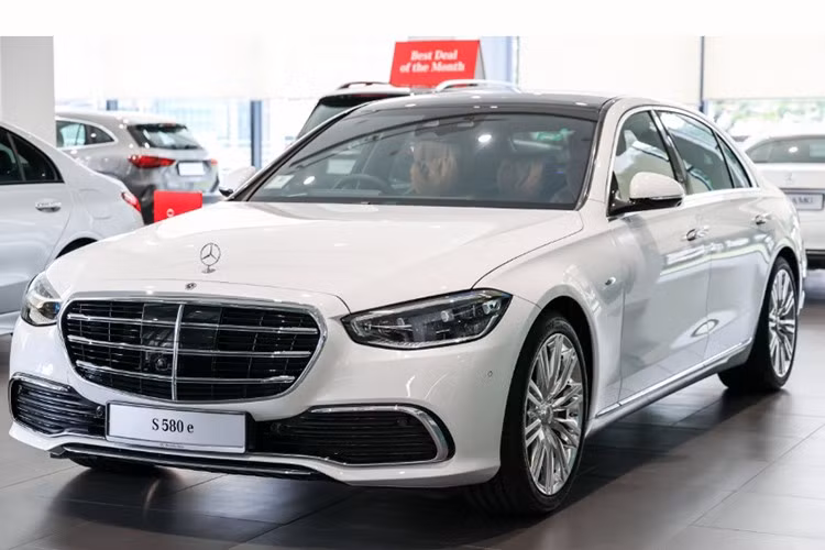 Về thiết kế, Mercedes-Benz S580e 2026 mới vẫn giữ phong thái sang trọng quen thuộc của dòng S-Class, song được bổ sung một số chi tiết giúp phân biệt với bản cũ. Dễ nhận thấy nhất là bộ mâm 20 inch dạng forged đa chấu, thay cho loại 19 inch trước đây.
