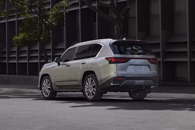 Xe được trang bị hệ thống lái đa địa hình Multi-Terrain Select với 6 chế độ lái tùy chỉnh, cùng loạt công nghệ hỗ trợ off-road như Crawl Control, hỗ trợ đổ đèo, và hệ thống treo chủ động AHC – AVS có khả năng điều chỉnh chiều cao và độ cứng mềm theo điều kiện vận hành.
