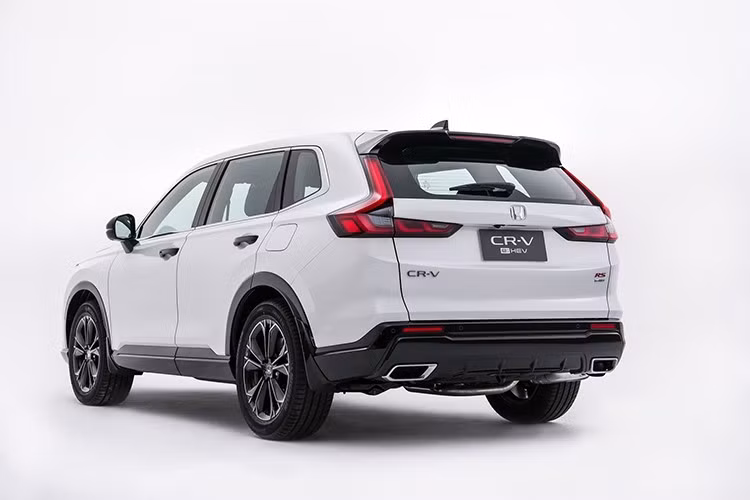 Về ngoại hình, Honda CR‑V e:HEV 2026 mới vẫn giữ kích thước tổng thể dài 4.694 mm, rộng 1.864 mm, cao 1.692 mm, trục cơ sở 2.700 mm, chiều cao gầm 198 mm (2WD) hoặc 208 mm (4WD). Dung tích bình nhiên liệu 57 lít.