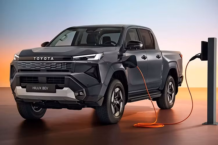 Toyota Hilux BEV được phát triển trên nền tảng thế hệ thứ 9 đã được cải tiến đáng kể và ban đầu sẽ hướng đến nhóm khách hàng doanh nghiệp, đặc biệt là các đội xe hoạt động trong ngành khai thác mỏ – nơi đặc biệt phù hợp với hệ truyền động điện nhờ môi trường làm việc dưới lòng đất.
