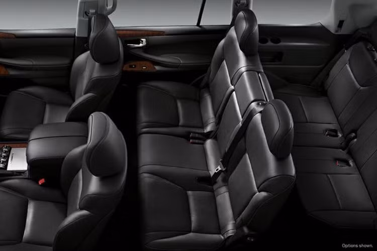 Lexus LX 500d sử dụng động cơ diesel tăng áp kép V6 dung tích 3.3L mã F33A-FTV, sản sinh công suất 304 mã lực tại 4.000 vòng/phút và mô-men xoắn cực đại 700 Nm trong dải vòng tua từ 1.600 – 2.600 vòng/phút. Sức mạnh được truyền qua hộp số tự động Direct-Shift 10 cấp, kết hợp hệ dẫn động 4 bánh toàn thời gian (Full-time 4WD).