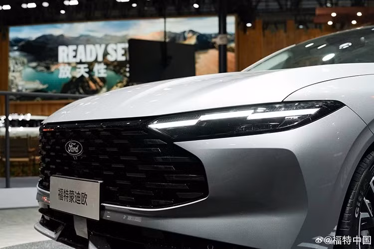Cản sau của Mondeo mới cũng được tinh chỉnh với ốp màu đen và bộ khuếch tán sơn cùng màu thân xe. Trong khi đó, kích thước của xe không thay đổi so với phiên bản cũ. Xe vẫn có chiều dài 4.935 mm và chiều dài cơ sở 2.945 mm.