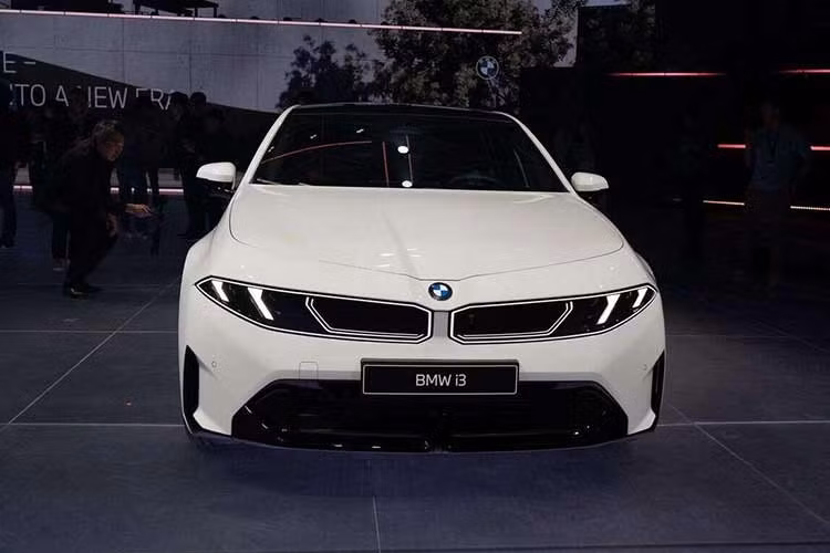 BMW cho biết i3 mới sẽ bắt đầu sản xuất từ tháng 8 và mở bán tại châu Âu vào nửa cuối năm nay. Sau đó, các biến thể khác như bản wagon Touring và 3 Series động cơ đốt trong thế hệ mới cũng sẽ lần lượt ra mắt. Sự xuất hiện của i3 cho thấy bước tiến rõ rệt của BMW trong chiến lược điện hóa, đồng thời mở ra chương mới cho dòng 3 Series – biểu tượng lâu đời của hãng.