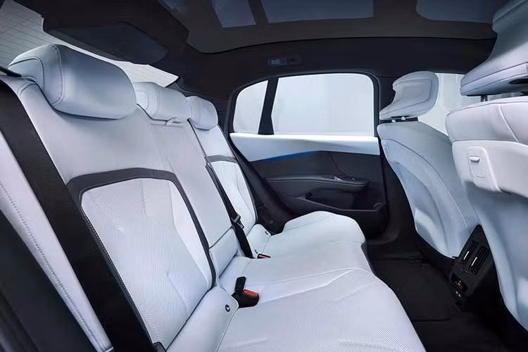 BMW tiếp tục nhấn mạnh yếu tố cảm giác lái với hệ thống điều khiển trung tâm “Heart of Joy”, giúp xử lý nhanh và chính xác hơn. Xe sử dụng hệ thống treo MacPherson phía trước và đa liên kết phía sau, cùng tùy chọn treo thích ứng M.