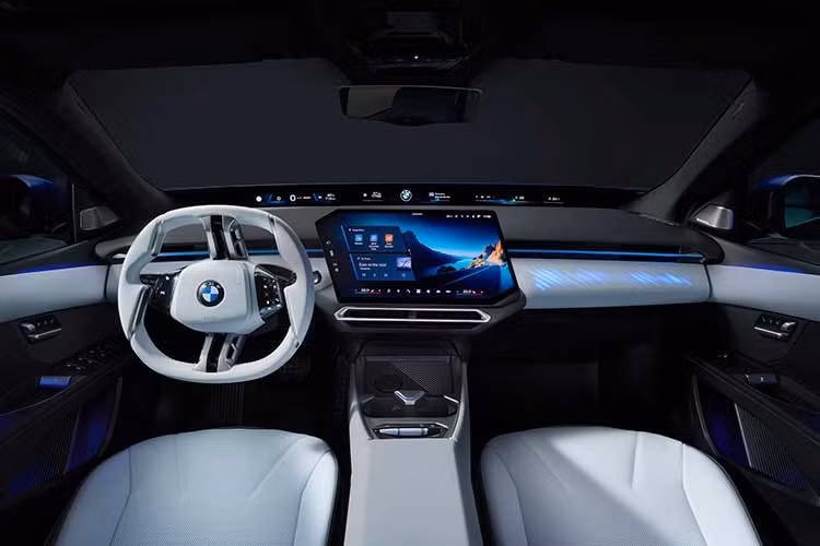 Khoang nội thất BMW i3 2026 mang phong cách hiện đại, tương tự iX3, với giao diện Panoramic iDrive mới sử dụng hệ điều hành BMW OS X. Xe cung cấp nhiều tùy chọn vật liệu như vải Econeer, da Veganza và da Merino cao cấp.
