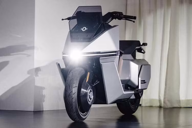 Nhờ đó xe có thể tự đứng vững khi dừng hoặc di chuyển chậm mà không cần chân chống. Công nghệ này cũng hỗ trợ người lái trong những tình huống dễ mất cân bằng như quay đầu, đi chậm trong khu vực đông người hoặc dừng chờ đèn giao thông.