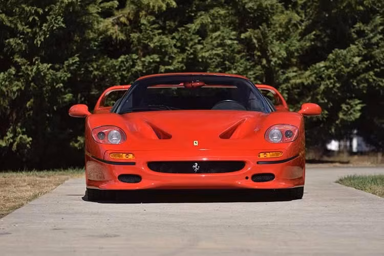 Chiếc Ferrari F50 đời 1995 này cũng là 1 trong số không dưới 48 chiếc xe được bán từ bộ sưu tập Bachman, bao gồm 46 chiếc Ferrari và hai chiếc Alfa Romeo. Toàn bộ lô xe đã được bán với giá khổng lồ 125 triệu USD.