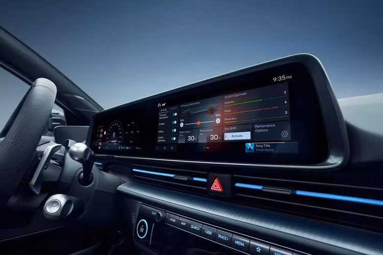 Tại Vương quốc Anh, Hyundai sẽ nhập khẩu duy nhất một phiên bản Ioniq 6 N, với giá khởi điểm từ 65.800 bảng Anh (đã bao gồm thuế và phí), tương đương khoảng 88.000 đô la (khoảng 2,33 tỷ đồng).