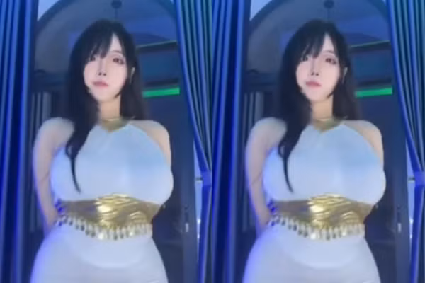 Ngắm nhìn Pi Tiên trong đoạn video, không ai phủ nhận vòng một ngoại cỡ là điểm nhấn khiến hình ảnh của cô nàng luôn nhận được sự quan tâm. Cô khéo léo khoe hình thể bằng góc chụp thấp nhưng trang phục kín đáo khiến hiệu ứng càng mạnh mẽ.