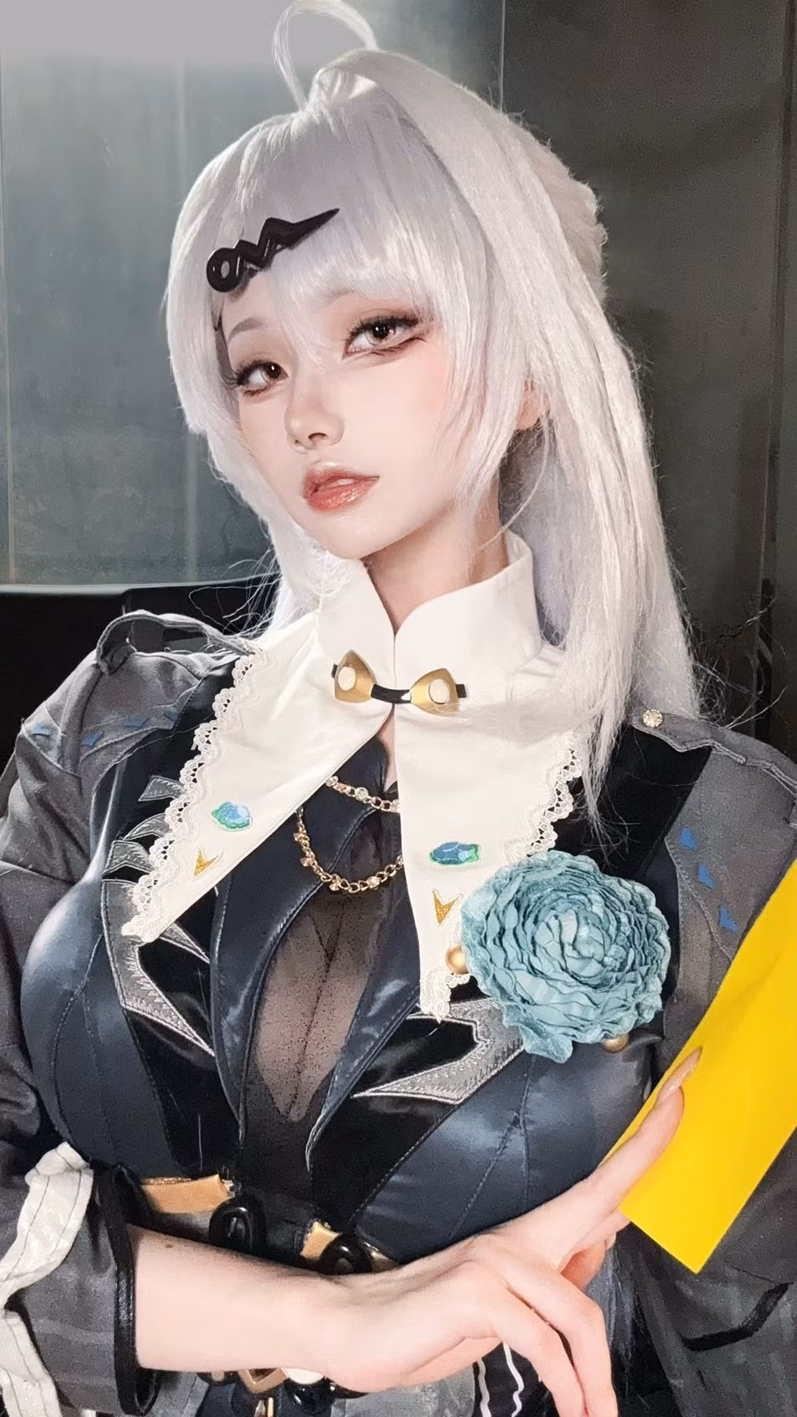 Từng đường nét của cô trong bộ ảnh đều được xử lý tỉ mỉ, tạo cảm giác vừa ma mị vừa gợi cảm, khiến người xem khó có thể rời mắt.
