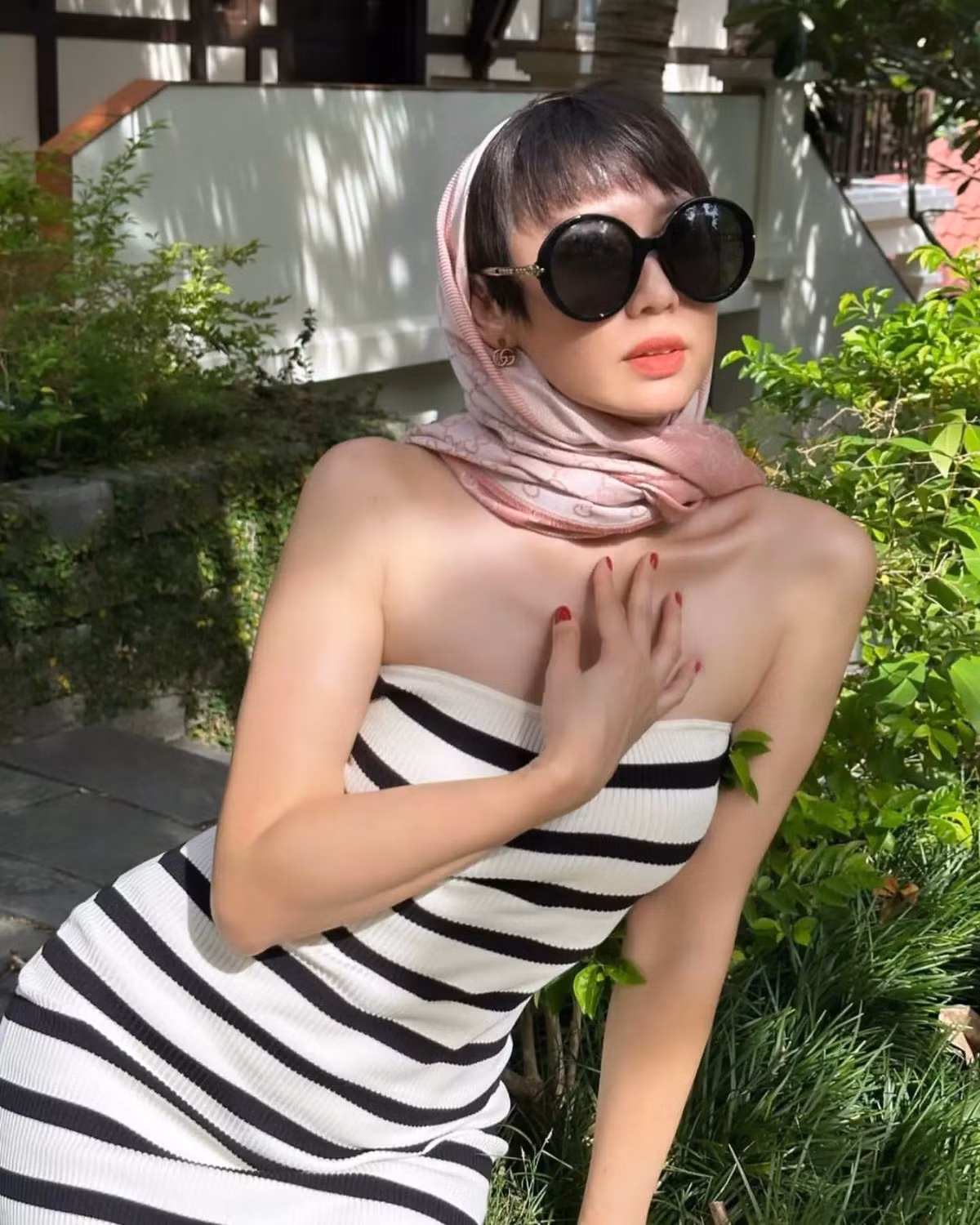 Bình luận dưới bài đăng, netizen liên tục để lại những lời khen có cánh: "Nhìn mẹ mà tưởng chị gái của Doãn Hải My luôn đó!", "Đúng là nhan sắc và dáng vóc di truyền, đôi chân dài của Hải My giờ có lời giải rồi!", "Gen nhà này đỉnh thật"...
