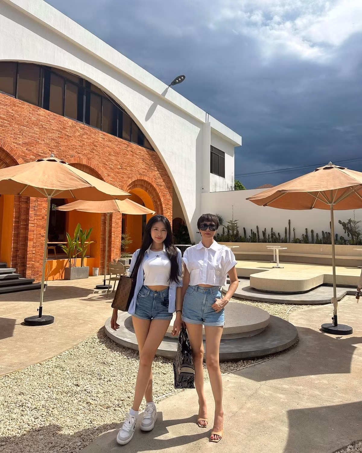 Vốn nổi tiếng là người phụ nữ có gu thời trang tinh tế và phong thái hiện đại, lần xuất hiện này của bà Mai Đoàn khiến ai nấy đều phải thừa nhận: "Đúng là gen trội nhà Hải My không đùa được đâu!".
