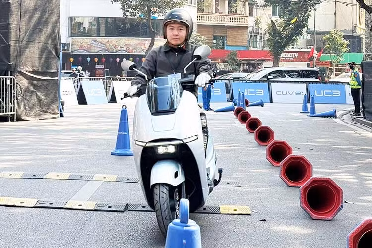Giá bán chính thức sẽ được HVN công bố trước thời điểm mở bán. Đáng chú ý, Honda Việt Nam lần đầu tiên triển khai chính sách mua lại và tân trang cho xe máy điện, nhằm giảm bớt lo ngại về việc xe điện nhanh mất giá. Theo đó, các HEAD sẽ cam kết thu mua lại Honda UC3 với mức giá minh bạch, dựa trên quãng đường sử dụng, tuổi đời xe, lịch sử bảo dưỡng và tình trạng thực tế.