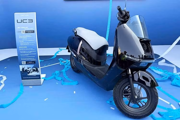 Hiện tại, Honda Việt Nam chưa công bố giá bán xe máy điện UC3 tại thị trường nước ta. Tuy nhiên, giá Honda UC3 tại thị trường Thái Lan là 132.600 baht, khoảng gần 111 triệu đồng. Nếu so sánh tương quan giữa các mẫu xe điện đã phân phối thì có lẽ giá Honda UC3 tại Việt Nam sẽ mềm hơn. Theo kế hoạch, Honda UC3 sẽ được mở bán từ tháng 6/2026 tại hệ thống HEAD kinh doanh xe điện.