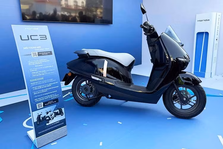 Về thiết kế, Honda UC3 tại Việt Nam sở hữu phong cách hiện đại, tối giản. Các đường cong mềm mại chạy dọc thân xe, kết hợp với phần đuôi vòm cong đặc trưng, tạo nên dấu ấn nhận diện riêng biệt. Mẫu xe được giới thiệu với hai phiên bản: Tiêu chuẩn và Đặc biệt.