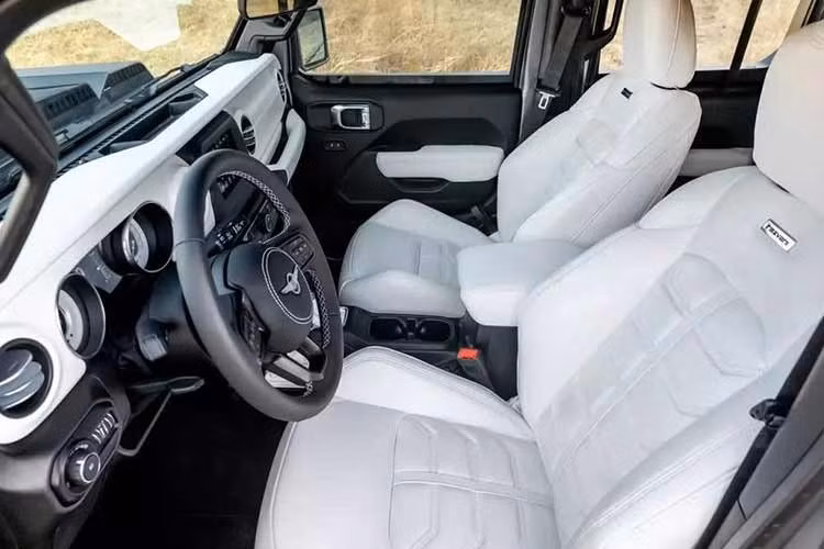 Và đó chỉ là tiền ăn trưa so với các tùy chọn bổ sung khác. Ví dụ như gói nâng cấp hiệu năng Demon trị giá 85.000 đô la. Chiếc Demon đó - nhưng bạn chỉ nhận được động cơ HEMI siêu tăng áp 6.2 lít, được đẩy lên 1.000 mã lực. Đó chính xác là giá của chiếc Challenger Demon 2018 nguyên bản khi nó ra mắt (nhưng nó "chỉ" sản sinh 840 mã lực).