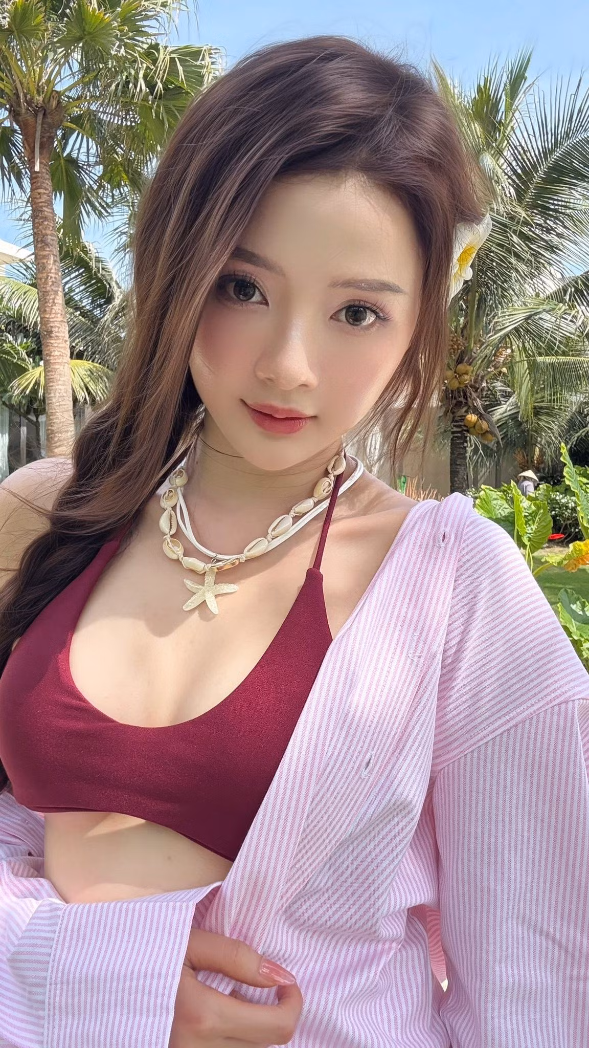 Sinh nhật của Lan Hương ngập tràn sắc đỏ lãng mạn. Cô nhận được một bó hoa hồng đỏ rực khổng lồ, được gói trong giấy đen sang trọng, tạo nên sự tương phản nổi bật với chiếc váy màu kem của cô.