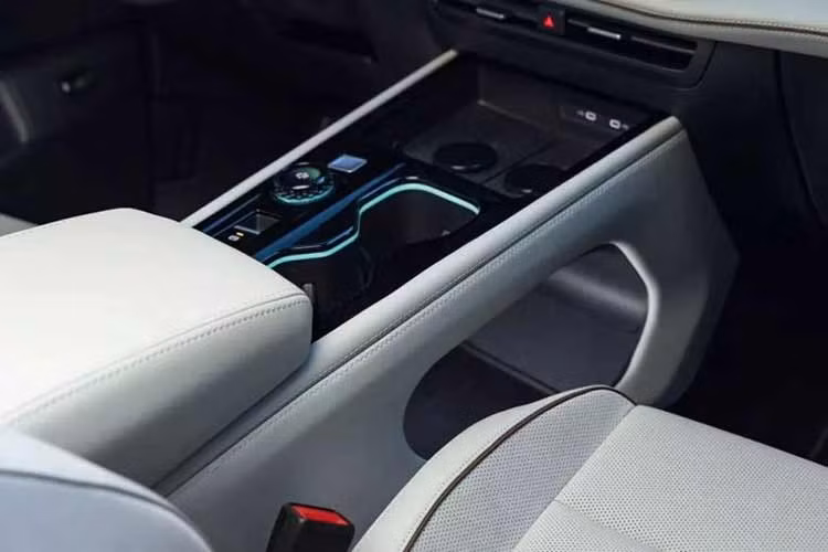Volkswagen khẳng định công nghệ an toàn là vũ khí chiến lược để Teramont 2027 cạnh tranh sòng phẳng với các đối thủ cùng tầm giá. Gói hỗ trợ lái IQ.DRIVE được nâng cấp lên khả năng bán tự động thế hệ mới, cho phép xe tự động chuyển làn theo yêu cầu. Đặc biệt, hệ thống này có khả năng tự đưa xe tấp vào lề đường an toàn nếu phát hiện tài xế không có phản hồi, một bước tiến lớn so với việc chỉ dừng xe giữa làn như trước.