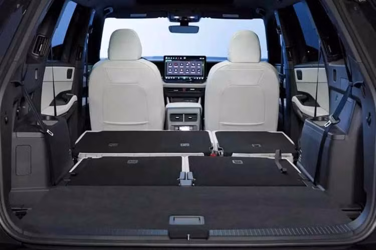Ngoài ra, tính năng Park Assist Plus không chỉ hỗ trợ đỗ xe tự động mà còn có thể đo đạc kích thước vị trí đỗ và tự động đưa xe ra khỏi chỗ đỗ song song một cách chính xác. Dưới nắp ca-pô, Volkswagen Teramont 2027 được trang bị động cơ xăng tăng áp EA888 thế hệ Evo5 mới nhất. Cỗ máy 2.0L này đã được tinh chỉnh sâu các cấu trúc bên trong để đạt công suất 282 mã lực, mức thông số mạnh mẽ nhất từ trước đến nay của dòng xe này.