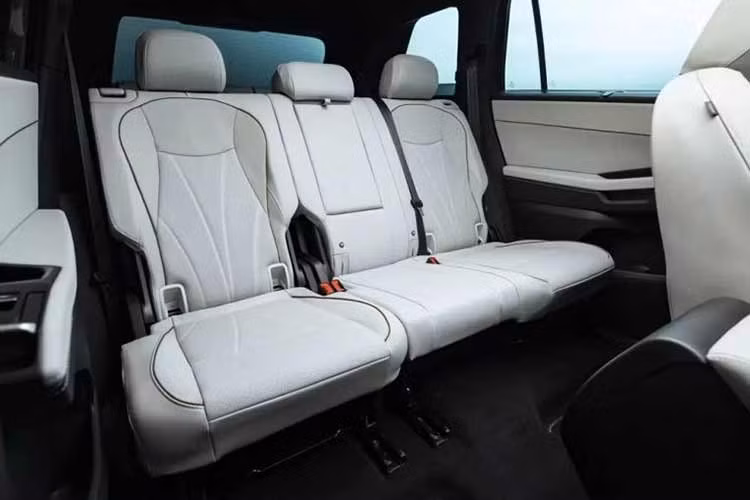 Đối với những khách hàng tìm kiếm sự xa xỉ, các phiên bản cao cấp sẽ cung cấp ghế bọc da Nappa tích hợp massage, hàng ghế thứ hai có thông gió và hệ thống giải trí âm thanh Harman Kardon lên tới 14 loa. Trải nghiệm số hóa được dẫn dắt bởi màn hình trung tâm kích thước 15 inch (12,9 inch trên bản thấp) và bảng đồng hồ kỹ thuật số 10,25 inch có khả năng tùy biến hiển thị bản đồ sắc nét.