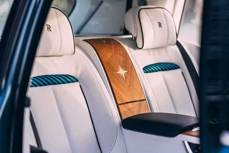 Mỗi chiếc Cullinan Yachting đều được trang bị Starlight Headliner (trần sao đặc trưng) độc đáo, kết hợp giữa các ngôi sao tĩnh và động được đặt thủ công theo bản đồ gió Địa Trung Hải, đặc biệt là các dòng không khí chuyển động. Lớp sơn ngoại thất của mỗi chiếc Cullinan Yachting phản ánh hướng la bàn mà nó mang tên.