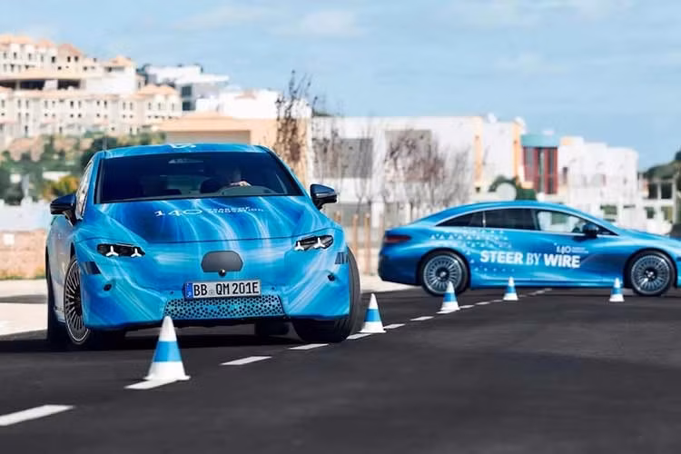Mercedes EQS là một thất bại về mặt kinh doanh khi người tiêu dùng đã chọn những mẫu sedan hạng sang cỡ lớn với thiết kế truyền thống hơn, thay vì kiểu dáng khí động học hình quả chuối của chiếc xe này. Phản ứng thờ ơ đã buộc Mercedes-Benz phải vội vàng tung ra bản facelift vào năm 2024 với lưới tản nhiệt truyền thống hơn, biểu tượng trên nắp ca-pô, những điều chỉnh nội thất và bộ pin mạnh mẽ hơn.