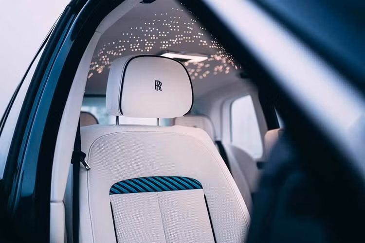 Mỗi xe đều có họa tiết la bàn được vẽ tay tinh xảo trên vòm bánh trước, trong đó hướng tương ứng được đánh dấu nổi bật bằng màu đỏ, kết hợp hài hòa với hai đường Coachline vẽ tay màu Phoenix Red và Arctic White. Kết hợp với bộ mâm hợp kim 22 inch mài bóng, gợi nhớ các chi tiết sáng bóng và fittings boong của du thuyền hiện đại.