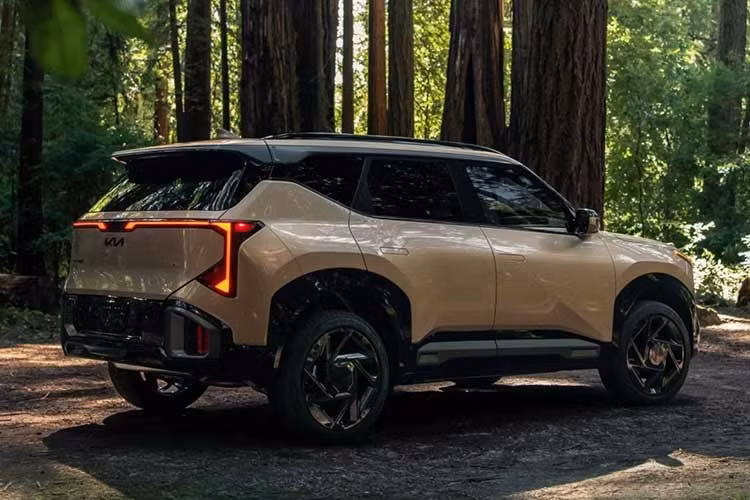 Phía sau xe cũng có sự liên kết trong ngôn ngữ thiết kế với mẫu SUV điện cỡ nhỏ EV3, vừa ra mắt tại cùng triển lãm, giúp tổng thể Seltos trở nên hiện đại và đồng bộ hơn trong danh mục sản phẩm của Kia.