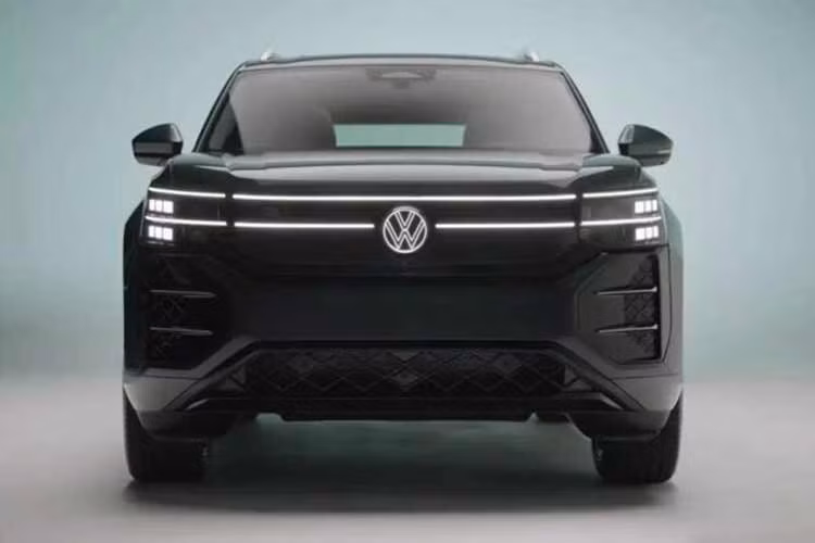 Với trọng lượng xe duy trì ở mức hơn 2,1 tấn, Teramont 2027 hướng đến trải nghiệm lái ổn định, tin cậy thay vì những cú bứt tốc thể thao thuần túy. Volkswagen cũng không giấu giếm tham vọng xanh hóa khi xác nhận một phiên bản Hybrid đang trong quá trình phát triển, hứa hẹn sẽ mang đến giải pháp tiết kiệm nhiên liệu triệt để hơn cho người dùng trong tương lai gần.