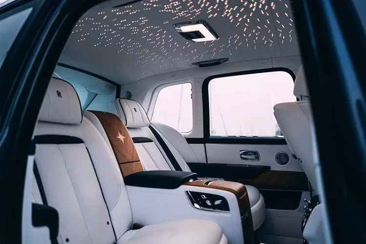 Hướng Bắc (North) được hoàn thiện bằng màu Crystal over Light Blue, gợi lên vùng nước lạnh giá ở vĩ độ cao. Hướng Nam (South) thể hiện khí hậu ấm áp qua tông Crystal over Arabian Blue IV sâu lắng và huyền bí. Hướng Đông (East) sử dụng màu Dark Silk Teal, khơi gợi sự tĩnh lặng và bí ẩn của biển sâu. Hướng Tây (West) mang sắc Sapphire Gunmetal, gợi hình ảnh bầu trời đại dương trước cơn bão.