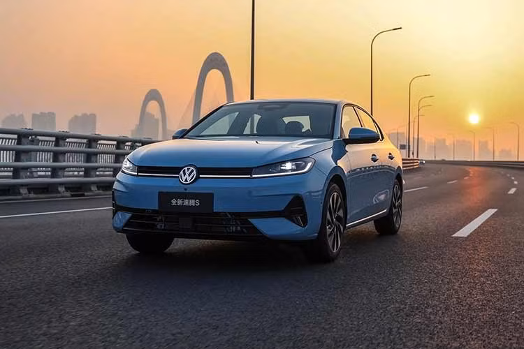 Với chiều dài 4.702 mm, Volkswagen Sagitar S ngắn hơn 110 mm so với Sagitar L ra mắt tại Trung Quốc vào năm ngoái. Mẫu sedan dành riêng cho thị trường Trung Quốc này cũng ngắn hơn 35 mm so với Volkswagen Jetta bản Mỹ trong khi chiều dài cơ sở gần như tương đương, ở mức 2.688 mm.