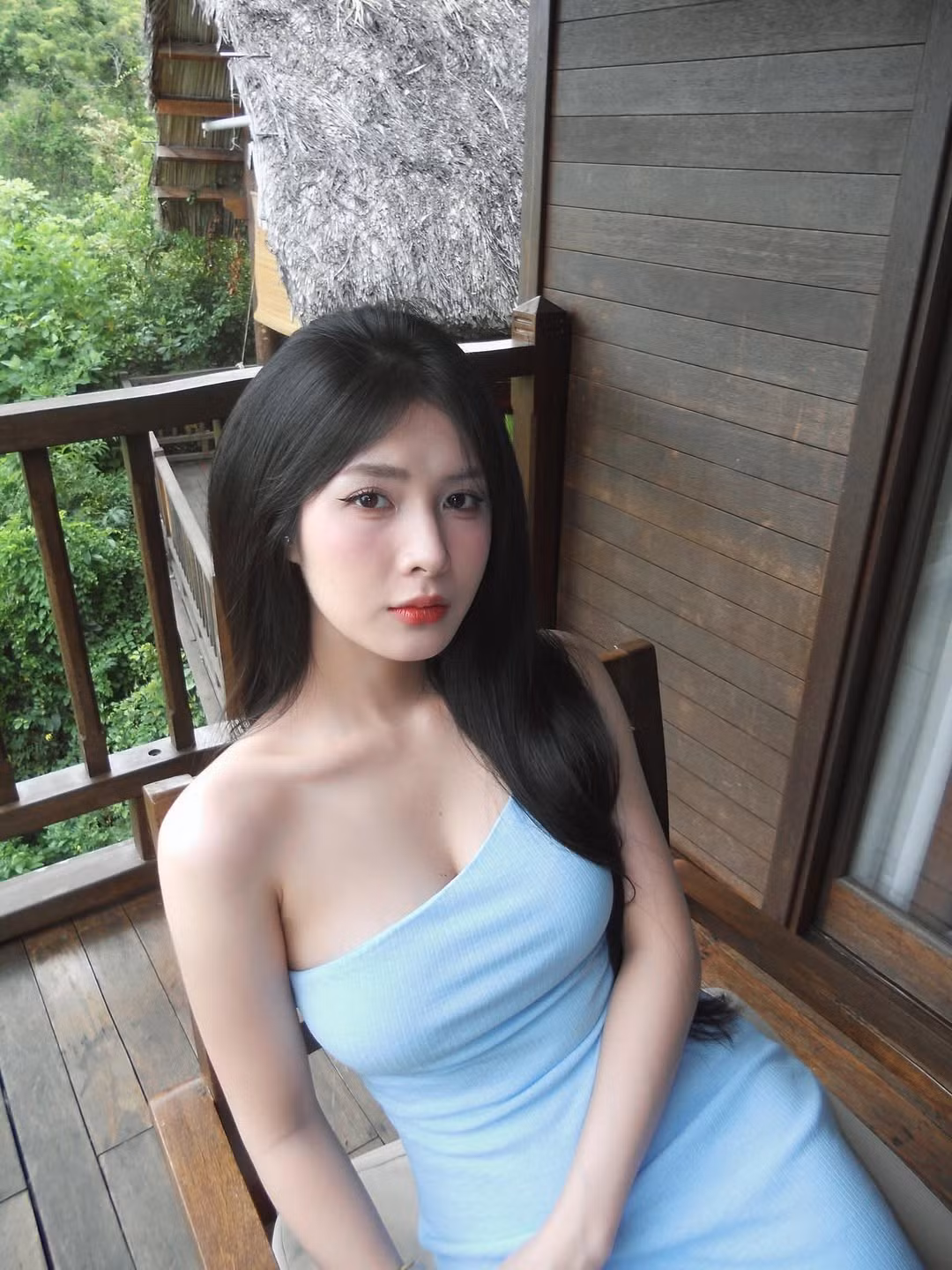 Không chỉ khoe khung cảnh tuyệt đẹp của điểm đến, Quỳnh Alee còn khéo léo phô diễn nhan sắc ngày càng mặn mà, quyến rũ của mình, nhận về "cơn mưa" lời khen từ cộng đồng mạng.