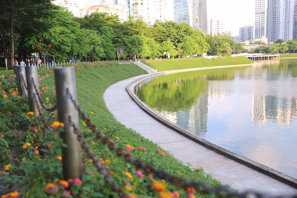 Vào các thời điểm trong ngày, công viên là địa điểm để người dân đi bộ, vận động nhẹ và tập luyện thể dục. Những lối đi ven hồ tạo điều kiện thuận lợi cho các hoạt động rèn luyện sức khỏe, đồng thời giúp cư dân khu vực có thêm không gian nghỉ ngơi sau những giờ làm việc.