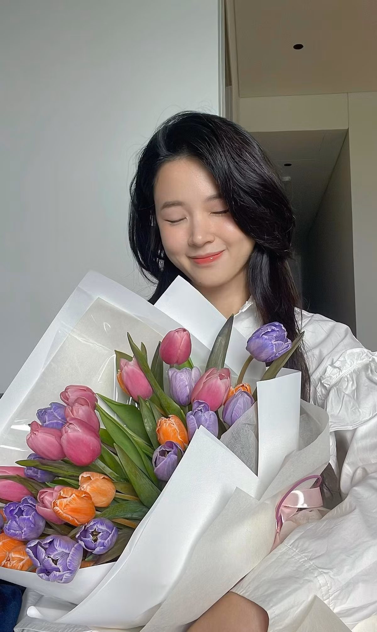 Song song với nghệ thuật và giảng dạy, Midu còn là một doanh nhân thành đạt. Cô sở hữu thương hiệu thời trang, mỹ phẩm riêng và có những khoản đầu tư bất động sản được đánh giá hiệu quả. Sự độc lập tài chính, tư duy hiện đại giúp Midu được xem là hình mẫu phụ nữ tự chủ, bản lĩnh.