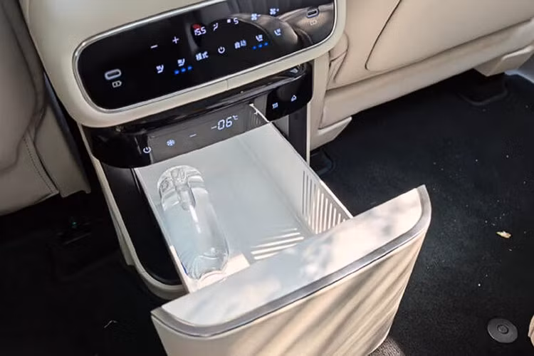 Geely Galaxy M9 2026 mới tại Trung Quốc được trang bị hệ truyền động Geely EM Hybrid 2.0, gồm động cơ xăng 1.5L tăng áp (161 mã lực) kết hợp với hai động cơ điện.