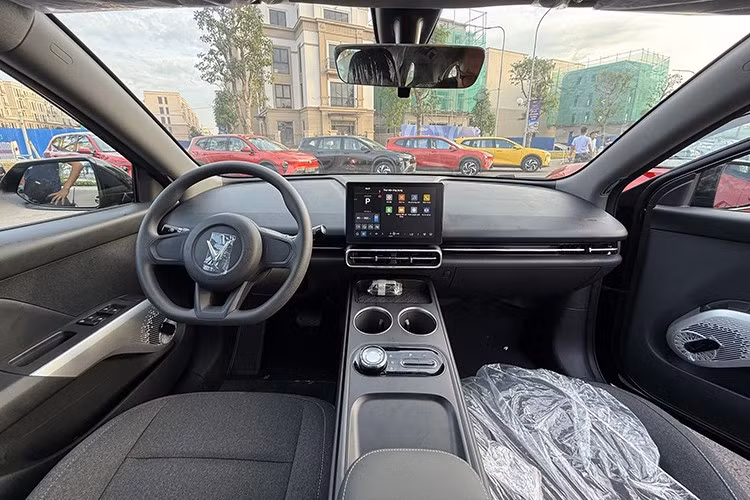 Bên trong khoang cabin của Limo Green được trang bị vô-lăng tương tự VF e34, màn hình trung tâm kích thước 10,1 inch, kết nối Bluetooth, cổng USB, hệ thống âm thanh 4 loa.