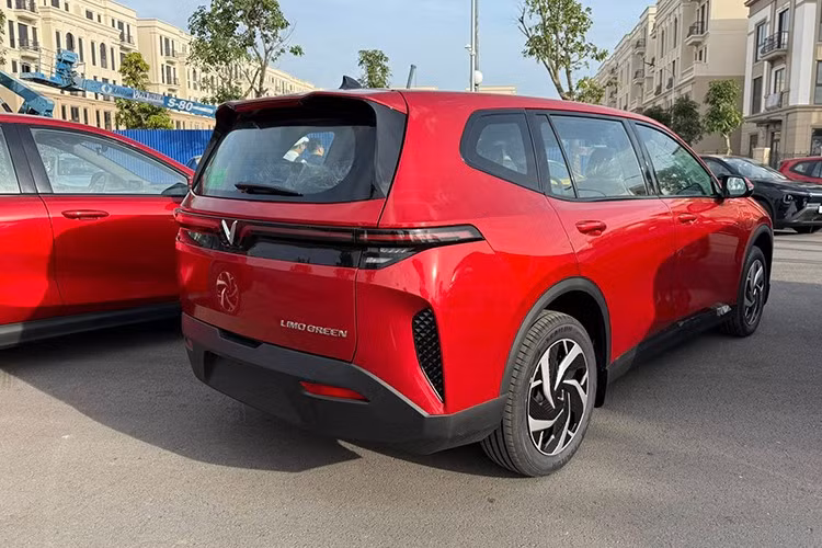 Limo Green sở hữu hệ thống đèn LED toàn bộ, bao gồm đèn pha, đèn hậu, định vị ban ngày và đèn phanh trên cao. Xe được trang bị bộ mâm hợp kim 18 inch, lốp 235/55R18. Cụm đèn pha có tính năng tự động bật/tắt, giúp tối ưu hóa khả năng chiếu sáng khi di chuyển trong điều kiện thiếu sáng.