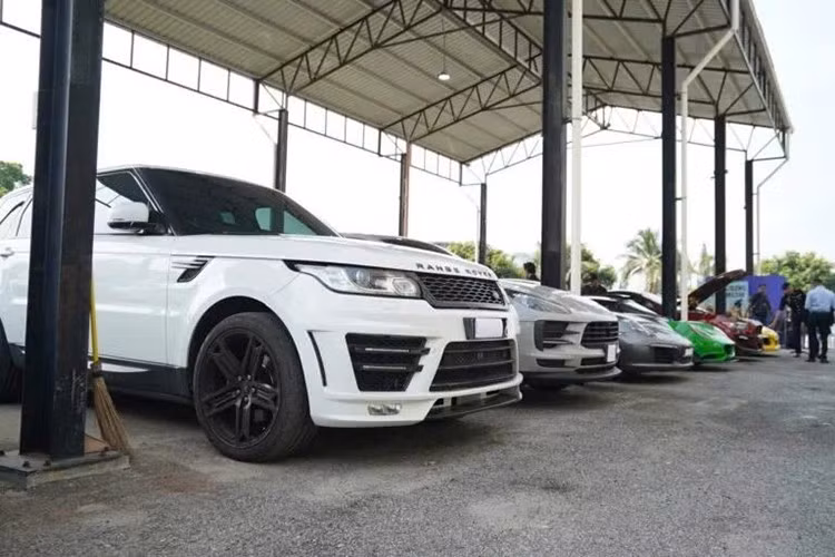 Những chiếc xe đáng chú ý của các đại gia khác bao gồm siêu xe Lamborghini Huracan, Lamborghini Urus, BMW i8 và Aston Martin DBX.