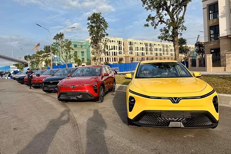 VinFast Limo Green được đánh giá là một trong những mẫu xe điện đáng chờ đợi nhất năm 2025 của thương hiệu Việt. Mẫu xe này hướng đến phân khúc MPV phổ thông với thiết kế 7 chỗ ngồi cùng hàng loạt thông số hứa hẹn đáp ứng tốt nhu cầu di chuyển đa dụng của người dùng.