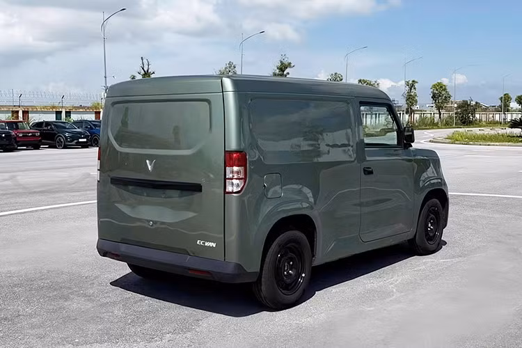 Trong video do tư vấn viên chia sẻ, đây vẫn chưa phải phiên bản VinFast EC Van 2026 thương mại chính thức bán ra thị trường. Dù vậy, dường như chiếc xe được hé lộ này cũng đã khá sát với bản thành phẩm.