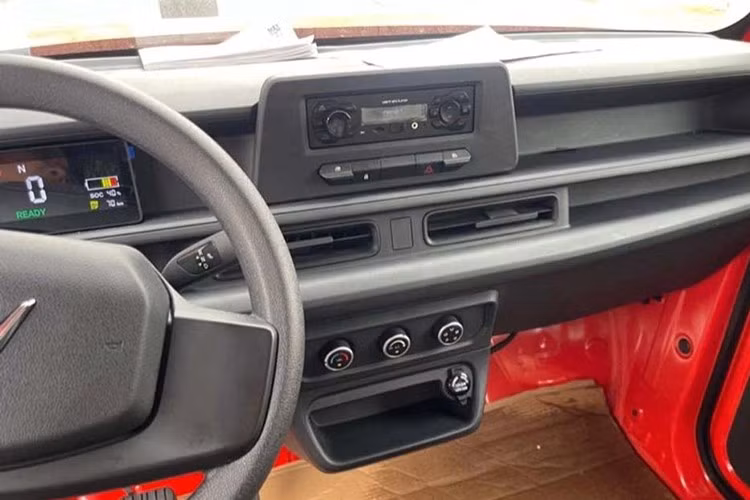 Khu vực trung tâm tap-lô bố trí đầu radio, cụm phím chức năng, cửa gió và các núm chỉnh điều hòa. Các chi tiết này cũng có thiết kế tương đồng với VF3, gợi ý việc chia sẻ nền tảng sản phẩm. Phần táp-lô được chia tầng, tạo thêm không gian để đồ – chi tiết nhỏ nhưng hữu ích với người dùng xe van chở hàng.