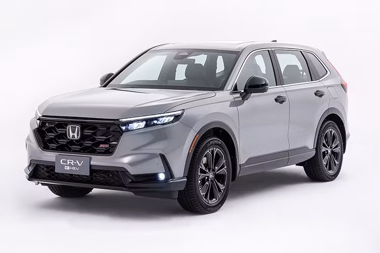 Honda CR-V e:HEV 2026 bản nâng cấp giữa vòng sẽ ra mắt Thái Lan vào ngày 28/11. Theo kế hoạch, hãng sẽ ngừng cung cấp toàn bộ phiên bản sử dụng động cơ xăng 1.5L tăng áp, thay vào đó là loạt phiên bản chạy hoàn toàn bằng hệ truyền động hybrid e:HEV, chỉ với cấu hình 5 chỗ ngồi.
