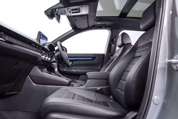 Cùng với đó là tính năng kết nối Honda CONNECT kèm công nghệ chìa khóa kỹ thuật số Digital Key. Cảm biến hỗ trợ đỗ xe trước và sau được trang bị tiêu chuẩn trên tất cả các phiên bản.
